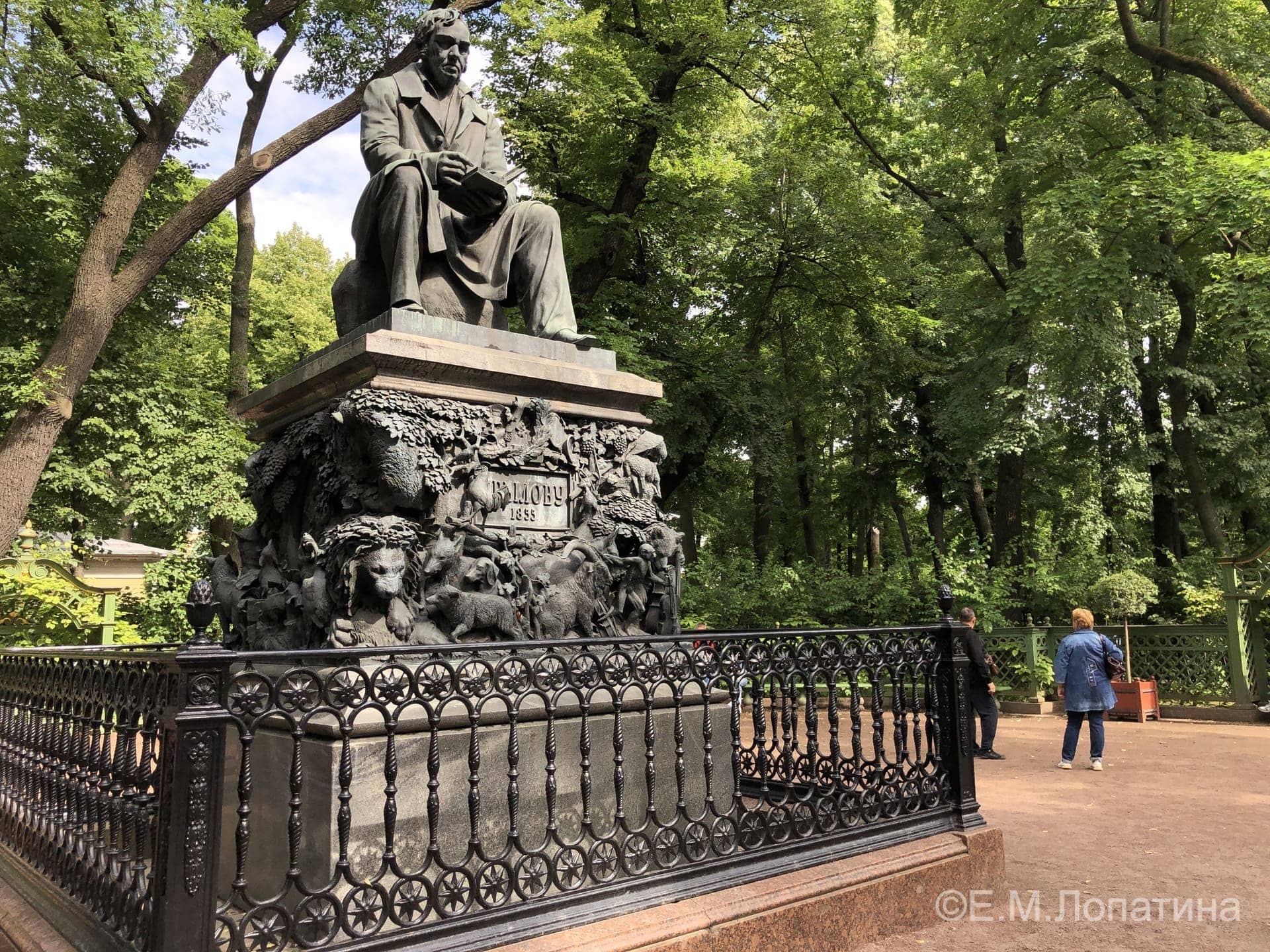 Летный сад. Памятник Крылову